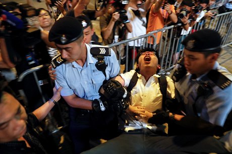 Lídr demokratické opozice v Hongkongu Joshua Wong v rukou policie.