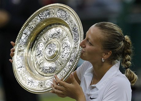 Petra Kvitová s trofejí pro vítzku wimbledonské dvouhry en.