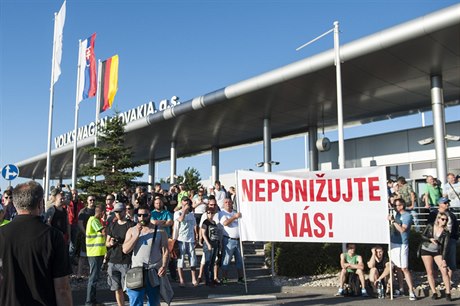Slovenský Volkswagen stávkuje. Nkolik tisíc pracovník se asn ráno 20....