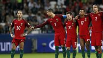 Portugalci pi penaltovm rozstelu pi Pohru FIFA proti Chile (zleva Quaresma...
