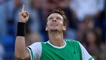 Tom Berdych se raduje z vtzstv nad Kanaanem Denisem Shapovalovem.