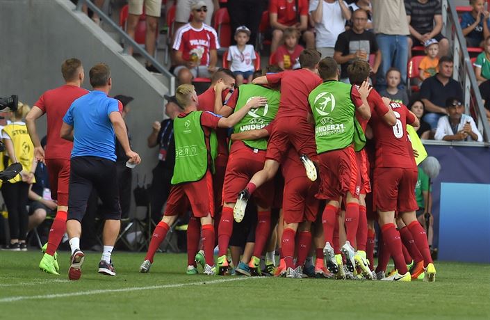 eská reprezentace se raduje z neekaného postupu.
