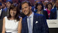 David Pastrák s maminkou na slavnostním vyhláení ankety Zlatá hokejka o...