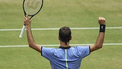 výcar Roger Federer slaví postup do finále turnaje v Halle.