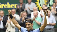Švýcarský tenista Roger Federer slaví vítězství na oblíbeném turnaji v Halle.