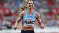 Závod en na 100 metr pekáek a vítzná Nmka Pamela Dutkiewiczová.