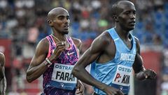 Mo Farah (vlevo) v závod na 10 000 metr v rámci Zlaté tretry 2017.
