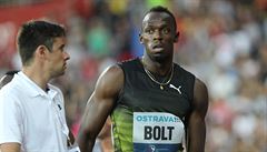 Usain Bolt v cíli stovky na Zlaté trete 2017, kterou vyhrál asem 10,06...
