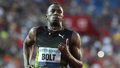 Usain Bolt v cíli stovky na Zlaté trete 2017, kterou vyhrál asem 10,06...