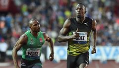 Usain Bolt a Kubánec Yunier Pérez v cíli stovky na Zlaté tret�e 2017, kterou...