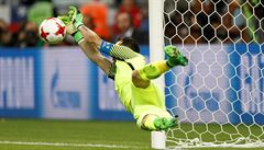 Claudio Bravo zasahuje pi penaltovém rozstelu v semifinále Poháru FIFA 2017...