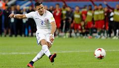 Alexis Sanchez z Chile pi penaltovém rozstelu v semifinále Poháru FIFA 2017...