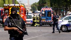 V Paříži se muž pokusil najet do davu lidí před mešitou. Zřejmě šlo o úmyslný útok