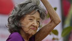 Tao Porchon-Lynch je 98 let. Pesto je aktivní a vyuuje jógu.