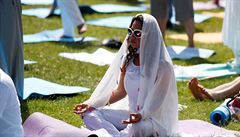 eny a mui se celosvtov úastnili Mezinárodního dne jógy.
