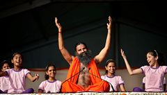 Guru Ramdev (uprosted) pedcviuje ostatním.