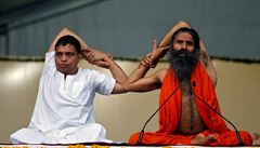 Guru Baba Ramdev pedvádl jógu po dobu kempu, který pedcházel Mezinárodnímu...