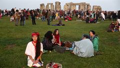 Letní slunovrat na Stonehenge kadoron piláká desítky tisíc lidí.