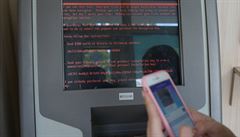 Bankovní terminál zobrazuje zprávu od hacker poté, co byla napadena státem...