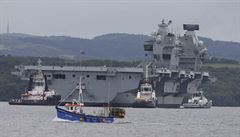 HMS Queen Elizabeth ekala v pístavu na odliv, aby mohla vyrazit na cestu.