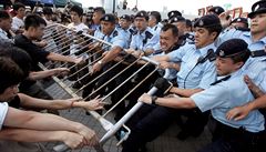 Protesty pi desátém výroí Hongkongu zpt v rukou íny v roce 2007.