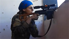 VIDEO: Kurdsk sniperce mlem odstelova IS v Rakce ustelil hlavu. Jen se tomu smla