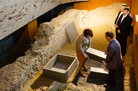 Uložení kosterních ostatků pěti lidí z 10. století na dvě různá místa Pražského...