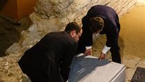 Ostatky byly uloeny do sarkofgu do prostoru vykopvek kostela Panny Marie v...