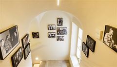 Fotky Jana Wericha a jeho p�átel a koleg� v jedné z chodeb vily.