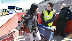 Portýr najatý Leti�t�m Václava Havla pomáhá s kufrem ve stanici metra...