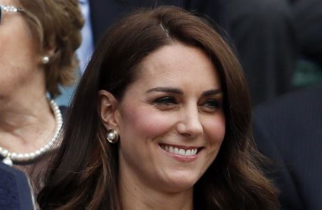 Kate, vévodkyn z Cambridge, se usmívá v estné lói centrkurtu bhem 1. kola...