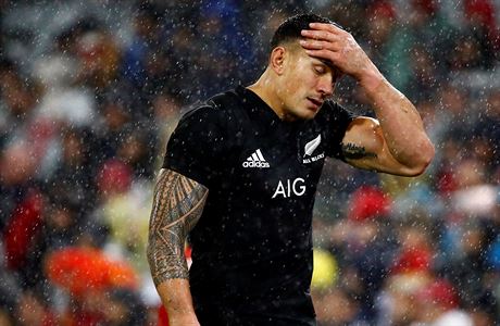 Sonny Bill Williams opout hit.