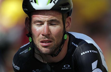 Mark Cavendish dojídí do cíle 4. etapy Tour de France 2017.