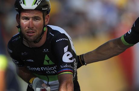 Zranný Mark Cavendish míí do cíle 4. etapy Tour de France 2017.