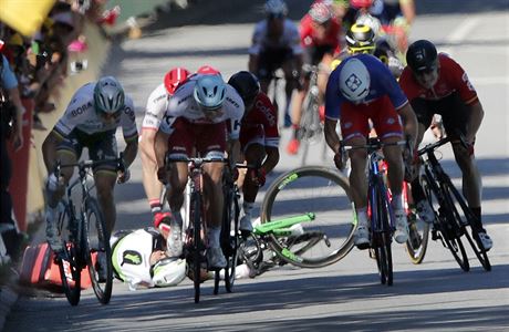 Mark Cavendish pad nkolik destek metr ped clem 4. etapy Tour de France...