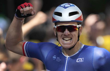 Francouz Arnaud Demare slav vtzstv ve 4. etap Tour de France 2017.