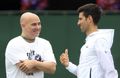 Wimbledon 2017: Novak Djokovi se svm kouem Andrem Agassim ped startem svho...