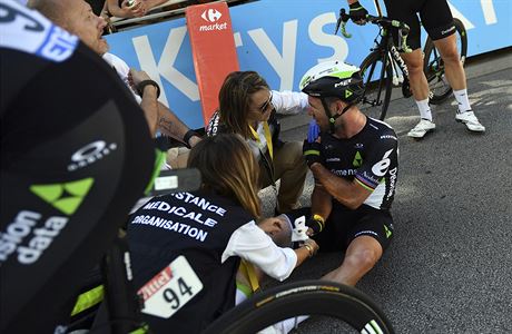 Lkaka oetuje Marka Cavendishe po pdu ve 4. etap Tour de France 2017.