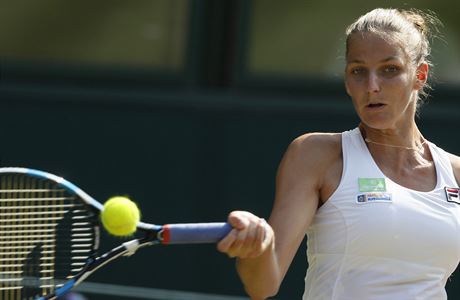 Wimbledon 2017: Karolna Plkov v souboji s Magdalenou Rybrikovou.