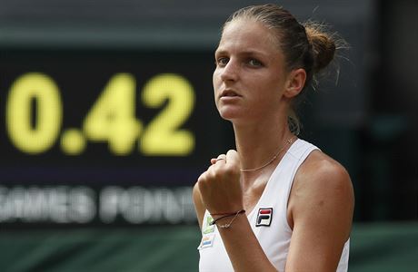 Wimbledon 2017: Karolna Plkov v souboji s Magdalenou Rybrikovou.