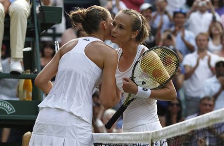 Wimbledon 2017: Karolna Plkov (vlevo) gratuluje sv pemoitelce Magdalen...