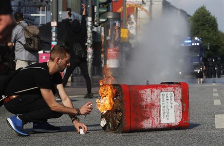Demonstrujc zapalovali popelnice i automobily.