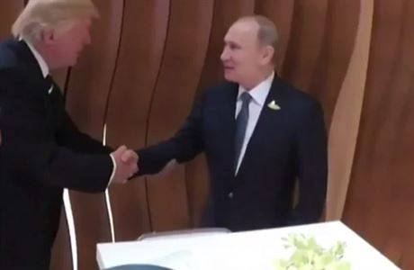 Prvn potesen rukou Donalda Trumpa a Vladimira Putina.