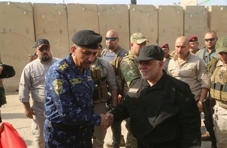 Premiér Haider al-Abadi oslavuje v Mosulu jeho znovudobytí iráckou armádou.