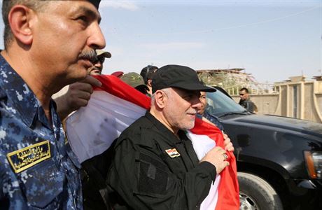 Haider al-Abadi v Mosulu s irckou vlajkou.