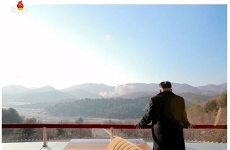 Kim ong-un pozoruje vstel rakety. (ILUSTRAN FOTO)