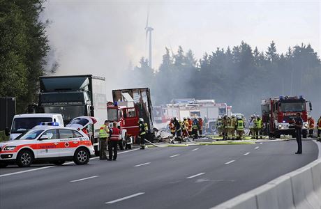 Nehoda autobusu v Bavorsku si vydala 30 zrannch, asi i mrtv