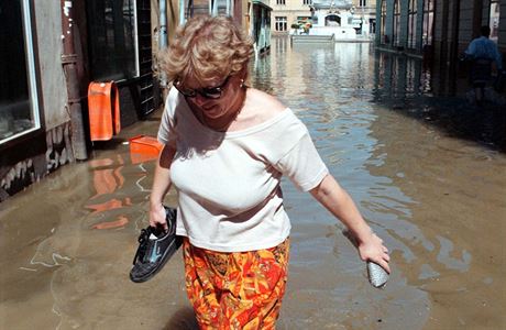 Záplavy 1997. Na snímku ze 14. ervence je zaplavená Prostední ulice v...