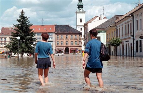 Povodně 1997 v LN: Velká voda zachvátila i chemičku, na stadionu našli  kapry | Domov | Lidovky.cz