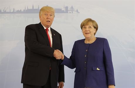 Angelu Merkelovou i Donalda Trumpa zejm nco pekvapilo.